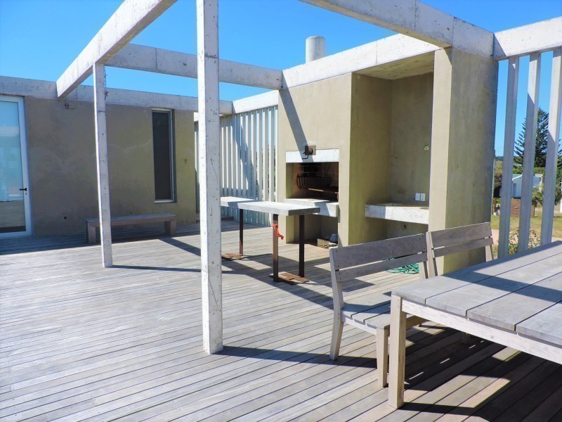 Casa moderna ubicada frente al mar diseñada por Martin Gomez