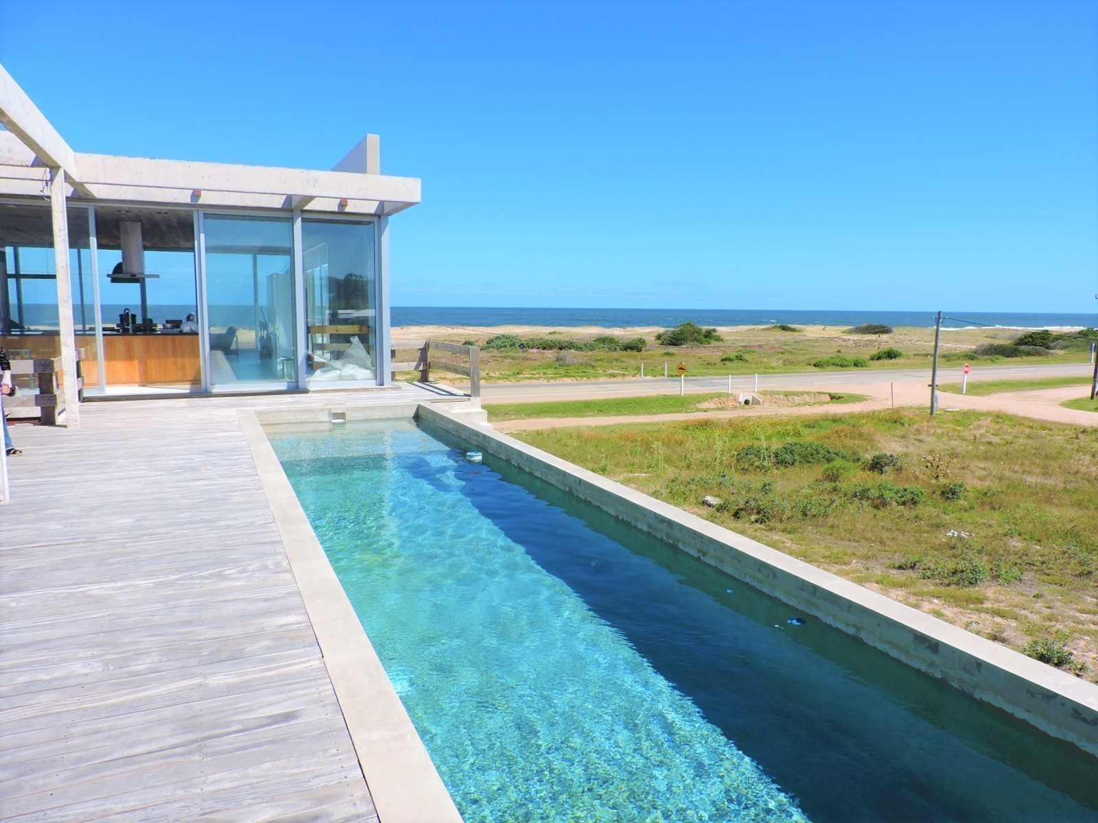 Casa moderna ubicada frente al mar diseñada por Martin Gomez