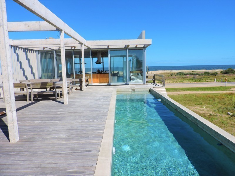 Casa moderna ubicada frente al mar diseñada por Martin Gomez