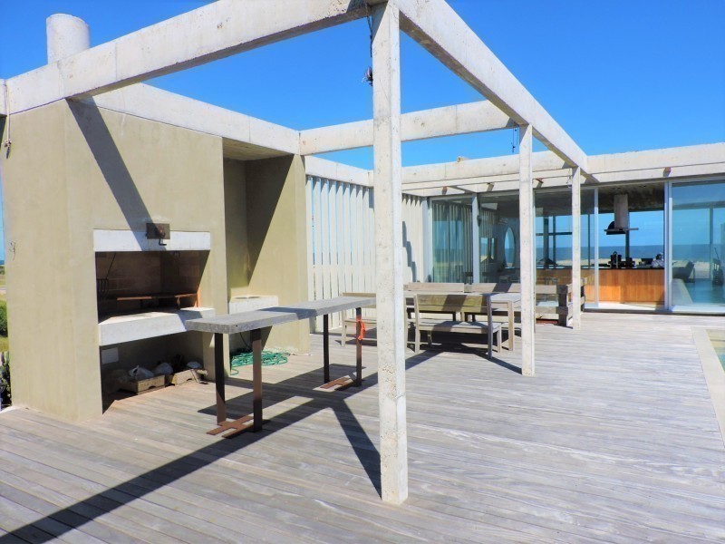 Casa moderna ubicada frente al mar diseñada por Martin Gomez