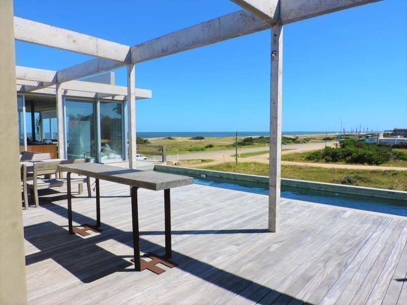Casa moderna ubicada frente al mar diseñada por Martin Gomez