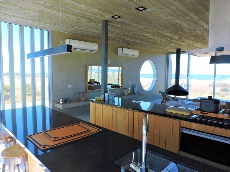 Casa moderna ubicada frente al mar diseñada por Martin Gomez