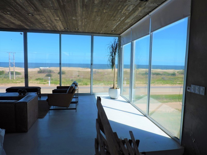 Casa moderna ubicada frente al mar diseñada por Martin Gomez