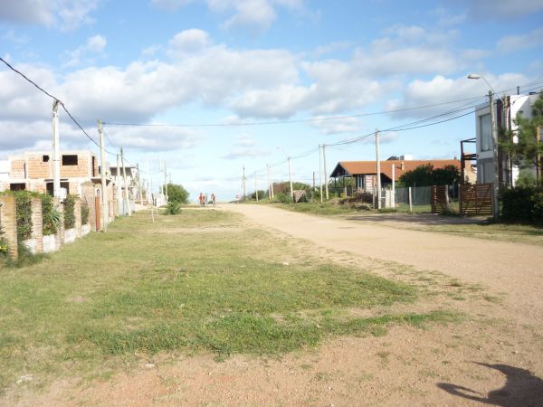 Casa ubicada a pocos metros del mar con muy lindo entorno.