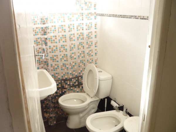 Casa ubicada a pocos metros del mar con muy lindo entorno.