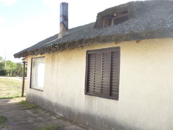 Casa ubicada a pocos metros del mar con muy lindo entorno.