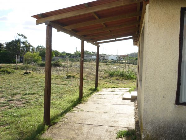 Casa ubicada a pocos metros del mar con muy lindo entorno.