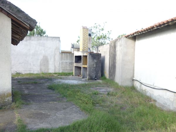 Casa ubicada a pocos metros del mar con muy lindo entorno.