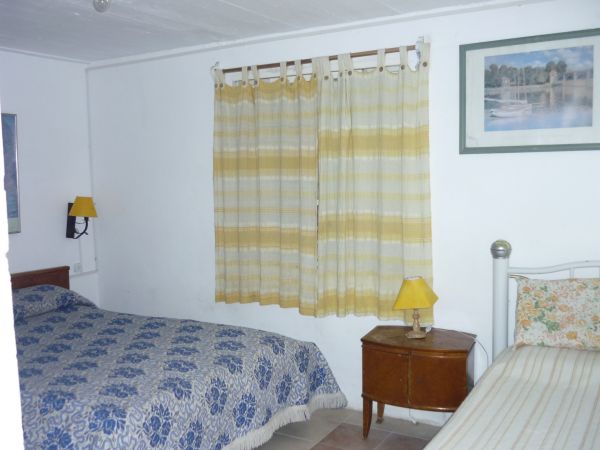 Casa ubicada a pocos metros del mar con muy lindo entorno.