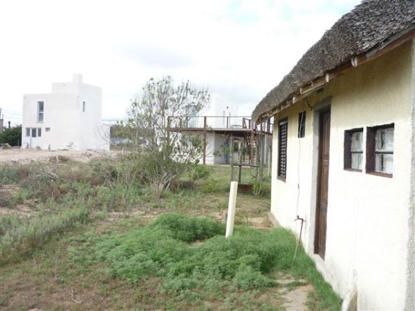 Casa ubicada a pocos metros del mar con muy lindo entorno.