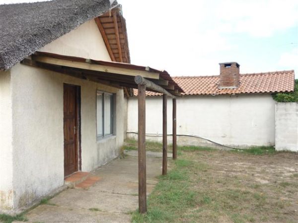 Casa ubicada a pocos metros del mar con muy lindo entorno.