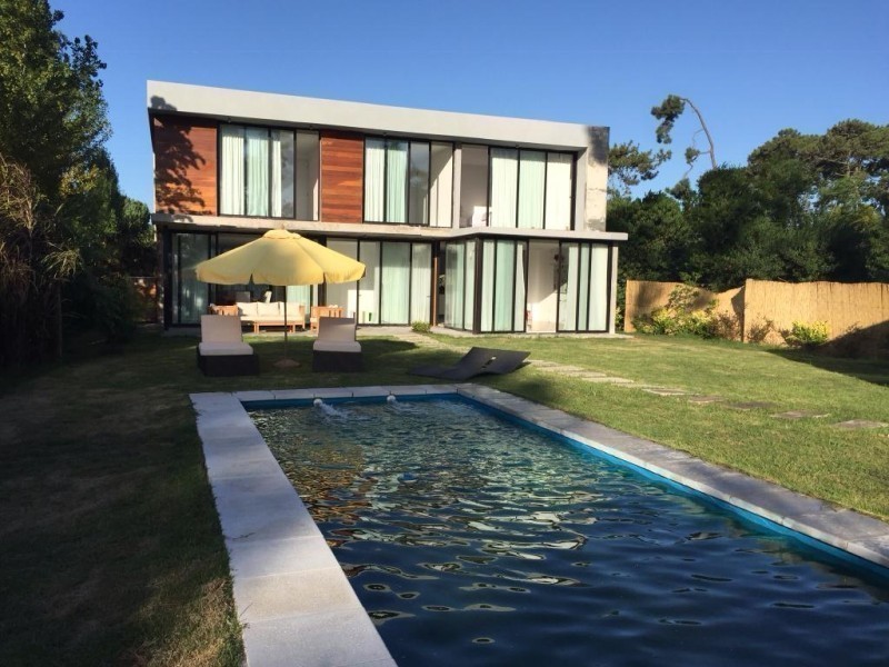 Excelente casa a estrenar en Barrio Privado con servicios