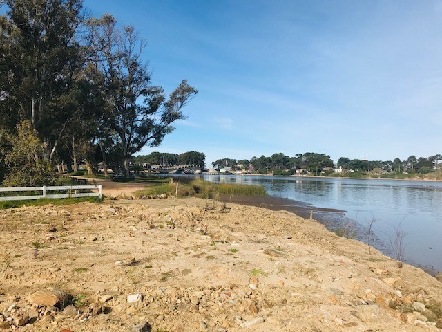 Excelente terreno sobre la laguna en La Barra