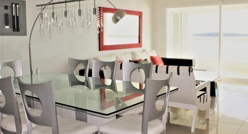 Departamento en torre de categoría frente a Playa Mansa