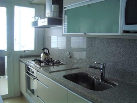 Departamento en torre de categoría frente a Playa Mansa