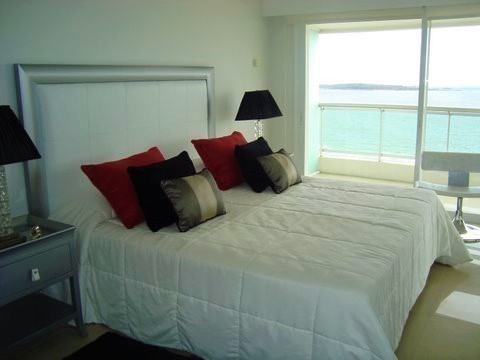 Departamento en torre de categoría frente a Playa Mansa