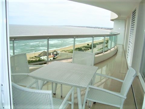 Departamento en torre de categoría frente a Playa Mansa