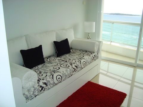 Departamento en torre de categoría frente a Playa Mansa