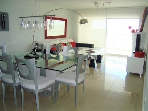 Departamento en torre de categoría frente a Playa Mansa