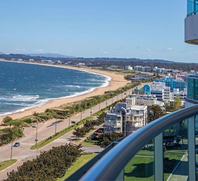 Departamento en torre de categoría frente a Playa Mansa