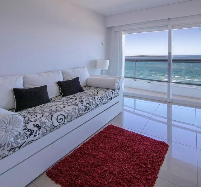 Departamento en torre de categoría frente a Playa Mansa