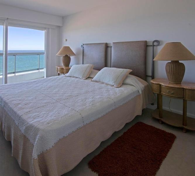 Departamento en torre de categoría frente a Playa Mansa