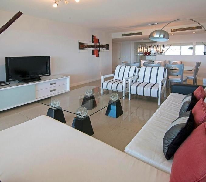 Departamento en torre de categoría frente a Playa Mansa