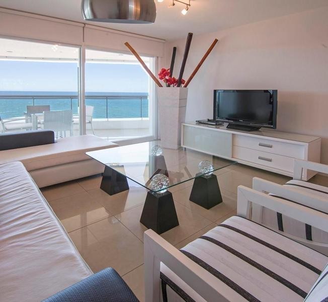 Departamento en torre de categoría frente a Playa Mansa