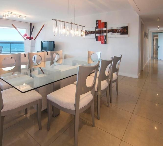 Departamento en torre de categoría frente a Playa Mansa