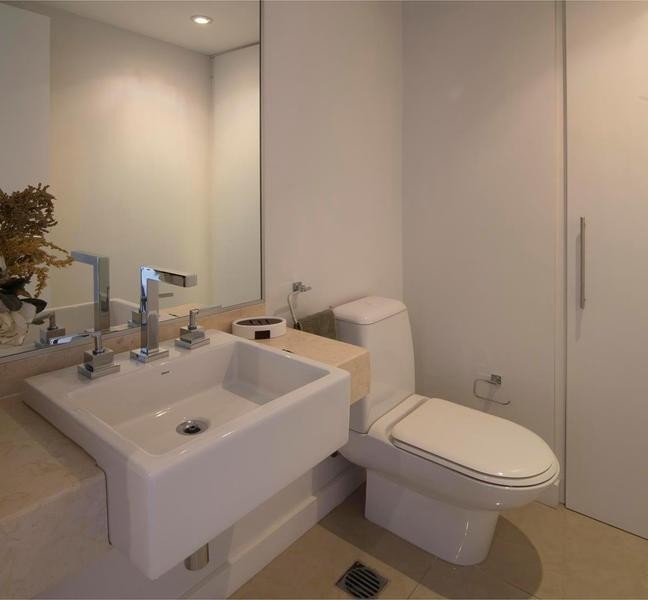 Departamento en torre de categoría frente a Playa Mansa