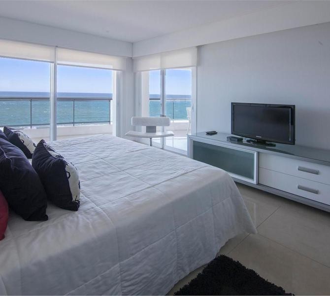 Departamento en torre de categoría frente a Playa Mansa