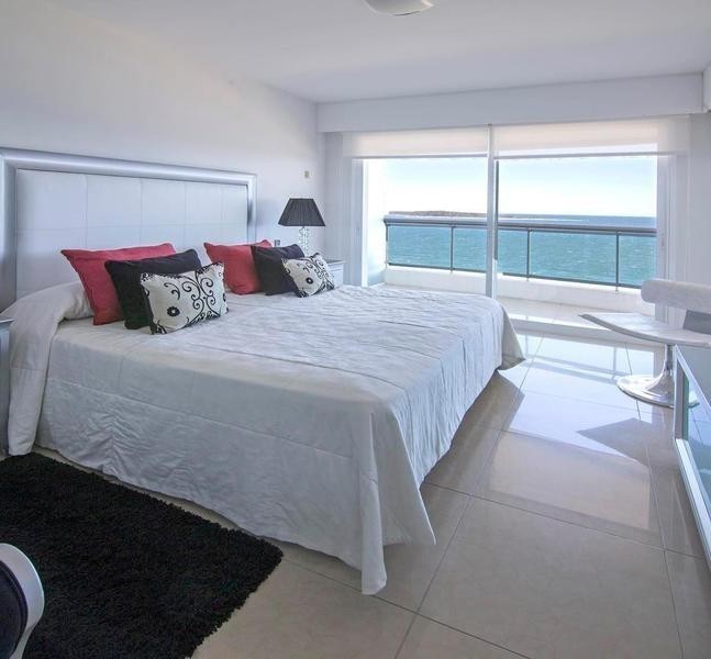 Departamento en torre de categoría frente a Playa Mansa