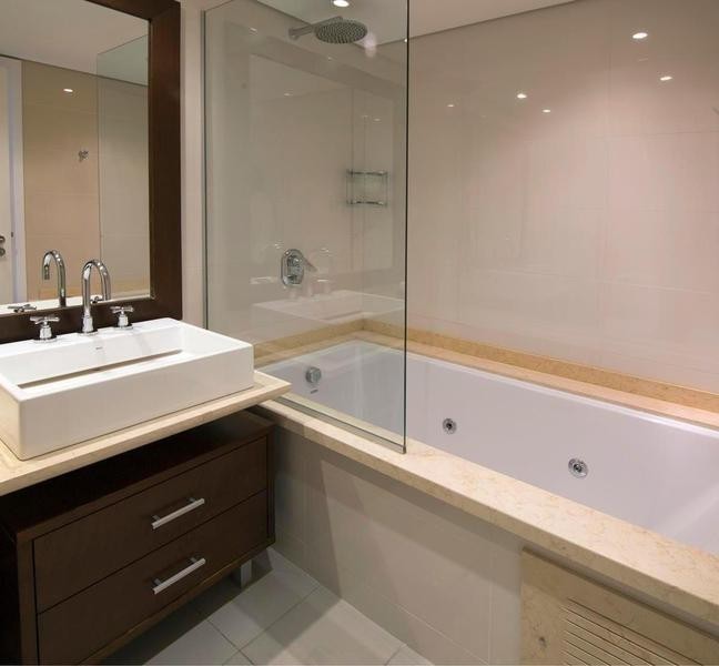 Departamento en torre de categoría frente a Playa Mansa