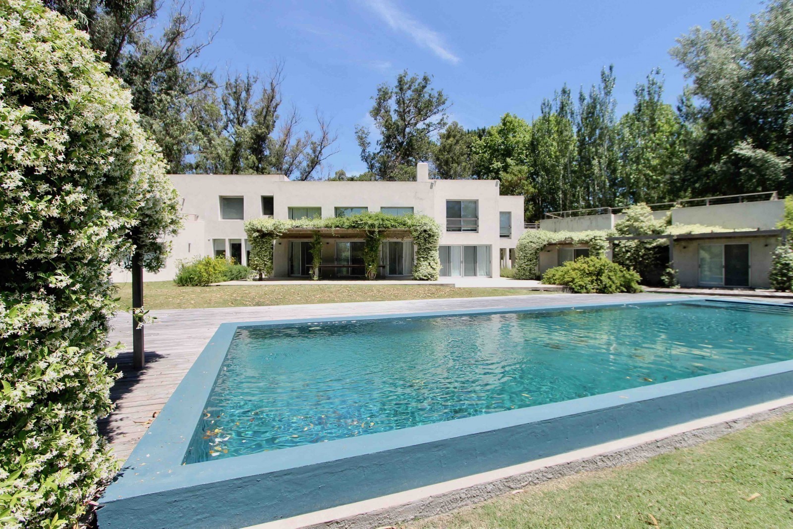 Espectacular Casa en Golf con Pileta