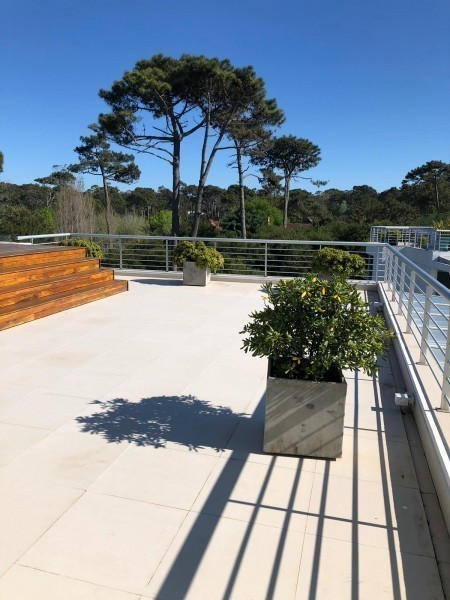 Excelente penthouse moderno con terraza parrillero y pileta