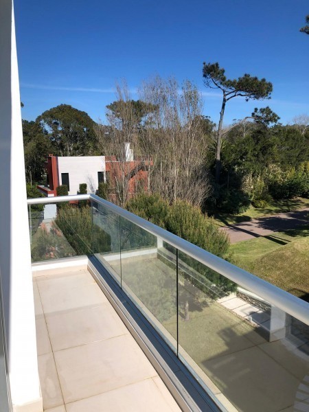 Excelente penthouse moderno con terraza parrillero y pileta