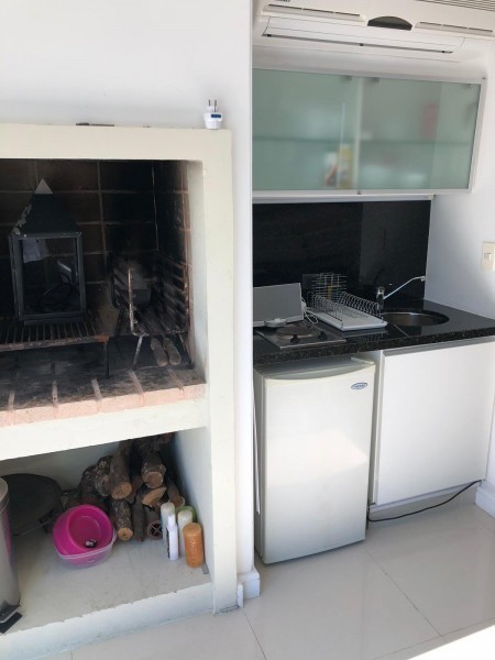 Excelente penthouse moderno con terraza parrillero y pileta