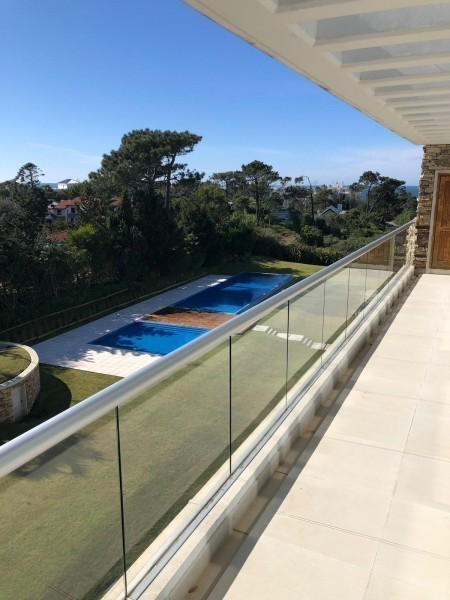 Excelente penthouse moderno con terraza parrillero y pileta
