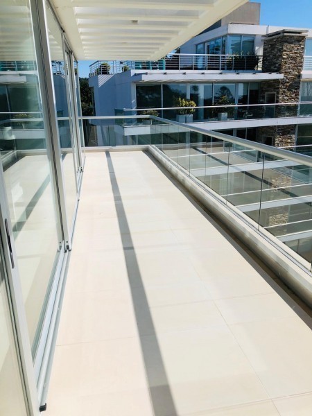 Excelente penthouse moderno con terraza parrillero y pileta