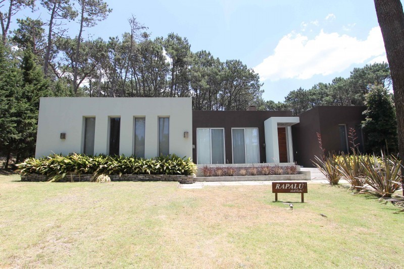 Excelente casa emplazada en una planta en Laguna Blanca