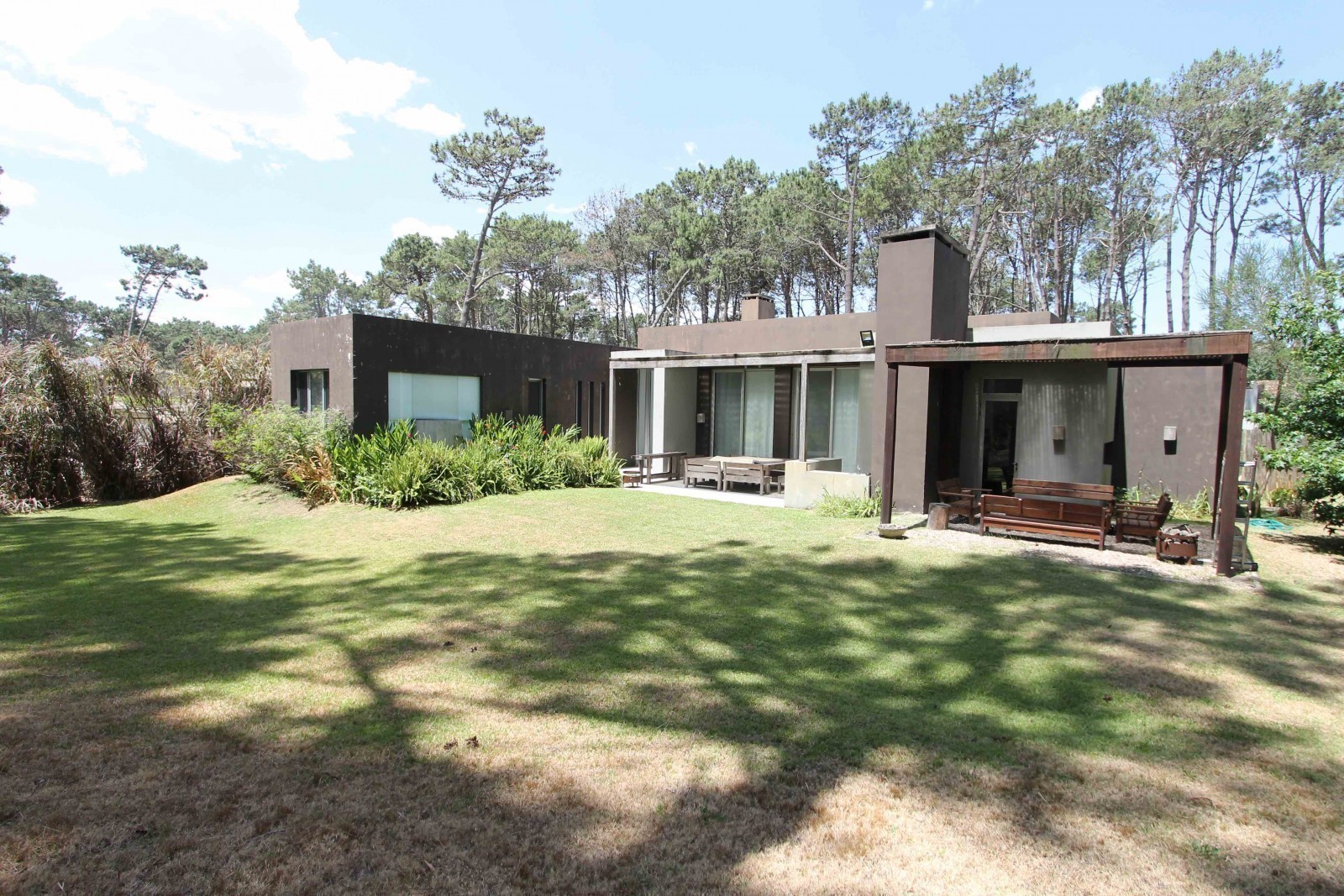 Excelente casa emplazada en una planta en Laguna Blanca