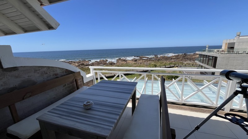 Excelente Penthouse reciclado primera linea frente al mar en Montoya