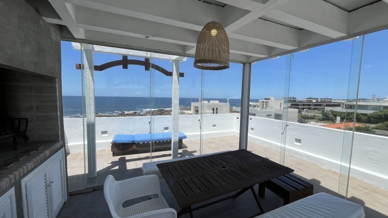 Excelente Penthouse reciclado primera linea frente al mar en Montoya