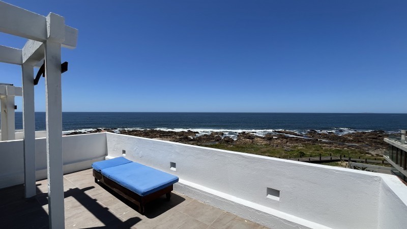 Excelente Penthouse reciclado primera linea frente al mar en Montoya