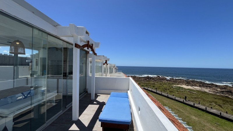 Excelente Penthouse reciclado primera linea frente al mar en Montoya