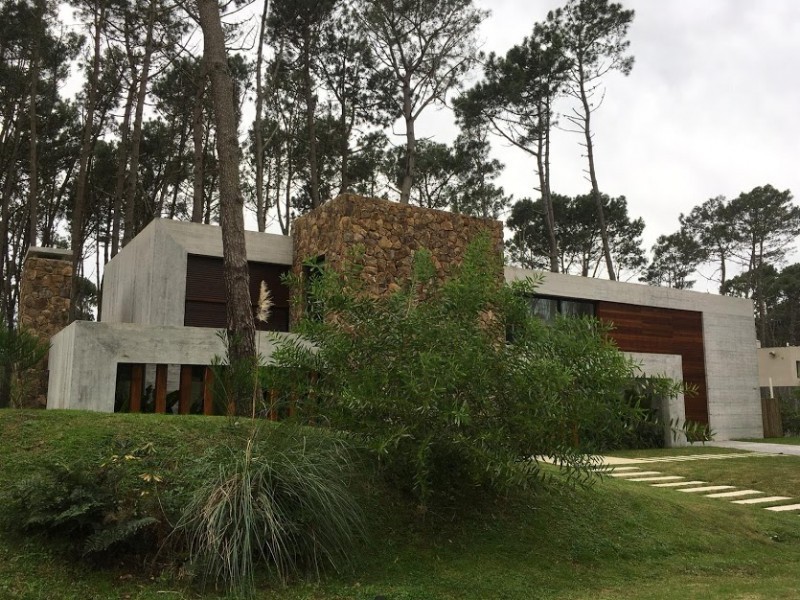 Excelente casa de estilo en Laguna Blanca barrio privado de Manantiales