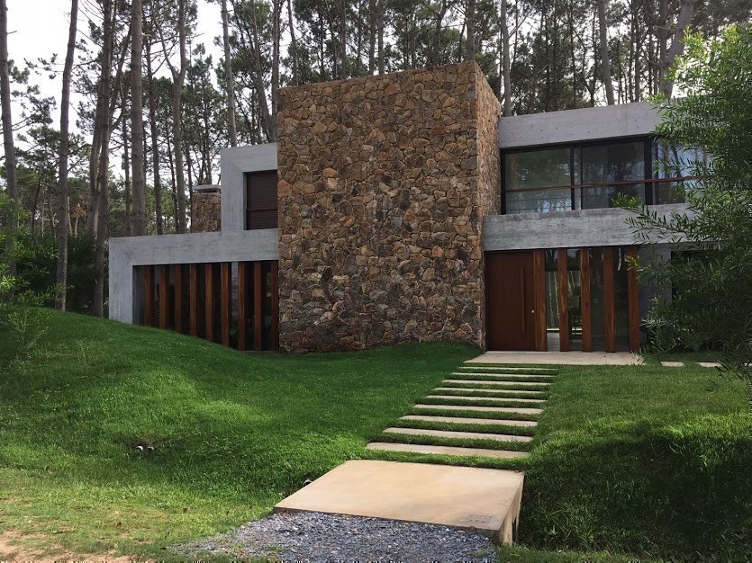 Excelente casa de estilo en Laguna Blanca barrio privado de Manantiales