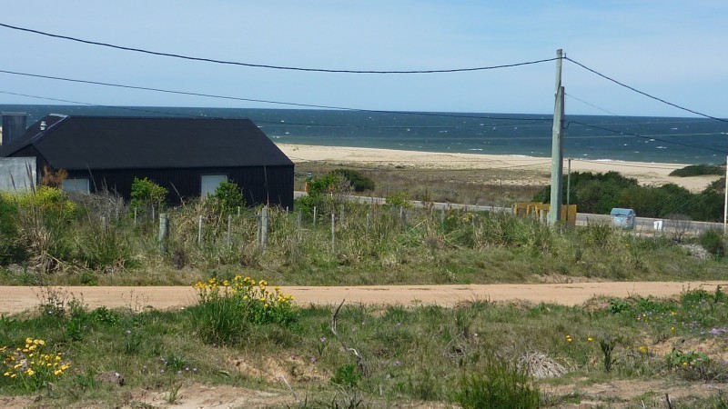 11 lotes en venta sobre ruta en Altos de Punta Piedras.