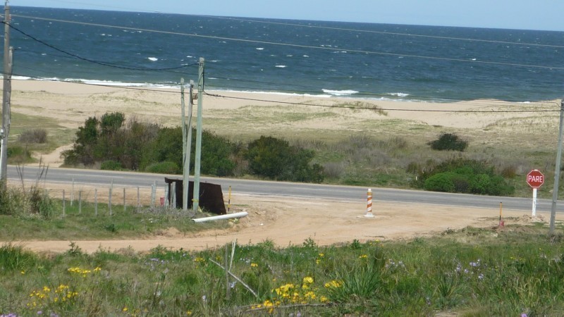 11 lotes en venta sobre ruta en Altos de Punta Piedras.