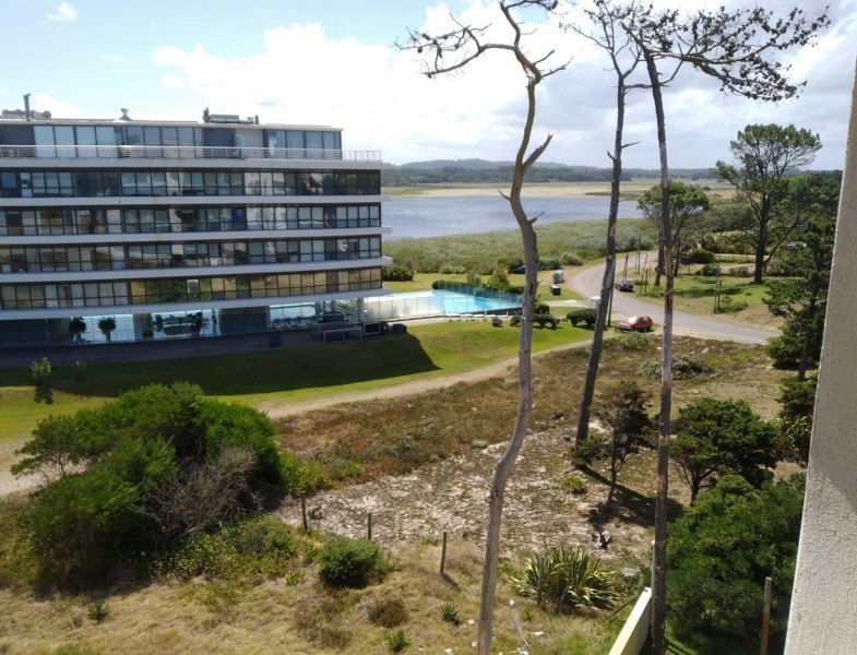 Terreno frente a la mansa apto para edificio bajo